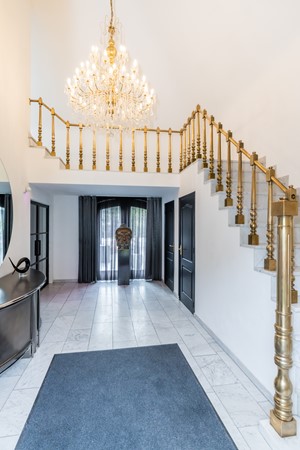 Foto - Te koop: Op een schitterende en rustige locatie in de geliefde villawijk "Moltbos" staat deze stijlvolle, vrijstaande villa met een uitzonderlijk royaal woonoppervlak.